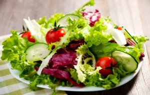 Mangiare insalata prima dei pasti aiuta ad evitare gonfiori e a perdere fino a 3 chili a settimana