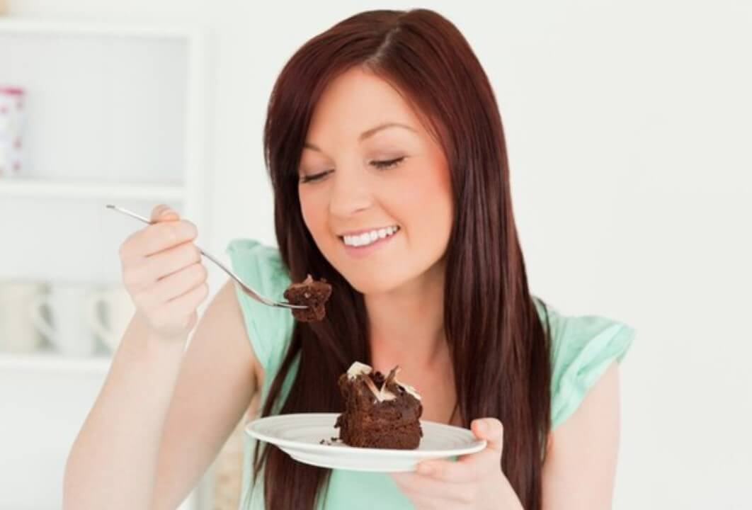 Mangiare torta al cioccolato a colazione fa dimagrire. Ecco perché