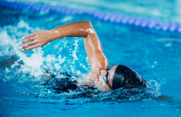 I benefici del nuoto: 10 motivi per praticarlo almeno una volta a settimana